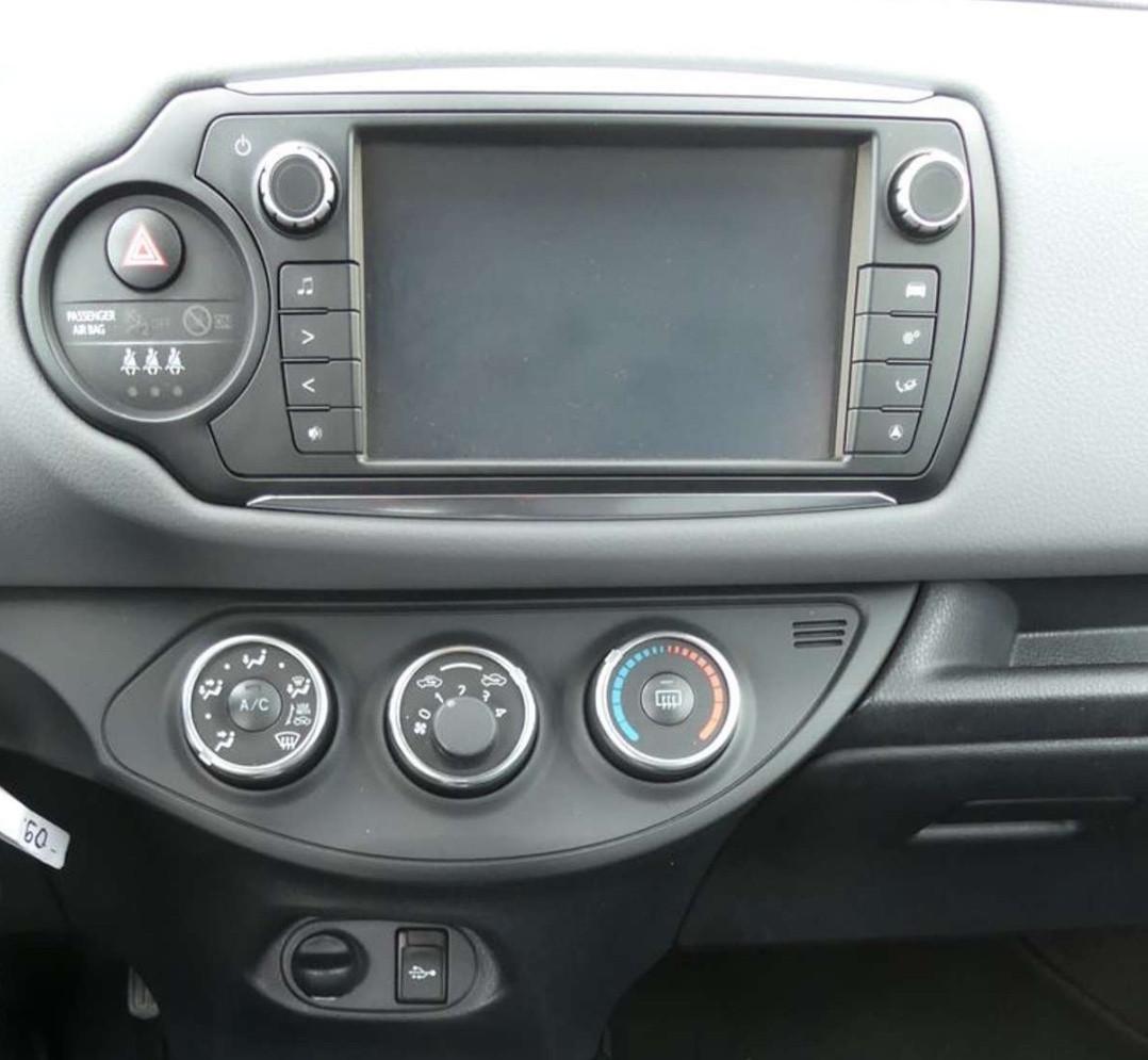 Toyota Yaris 1.3 5 porte Lounge navi telecamera full