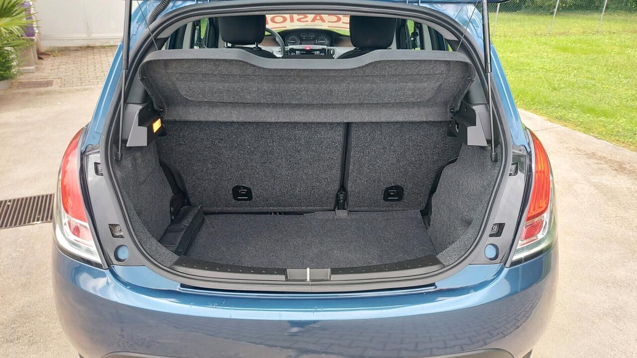 Lancia Ypsilon 1.0 Hybrid - Silver Plus