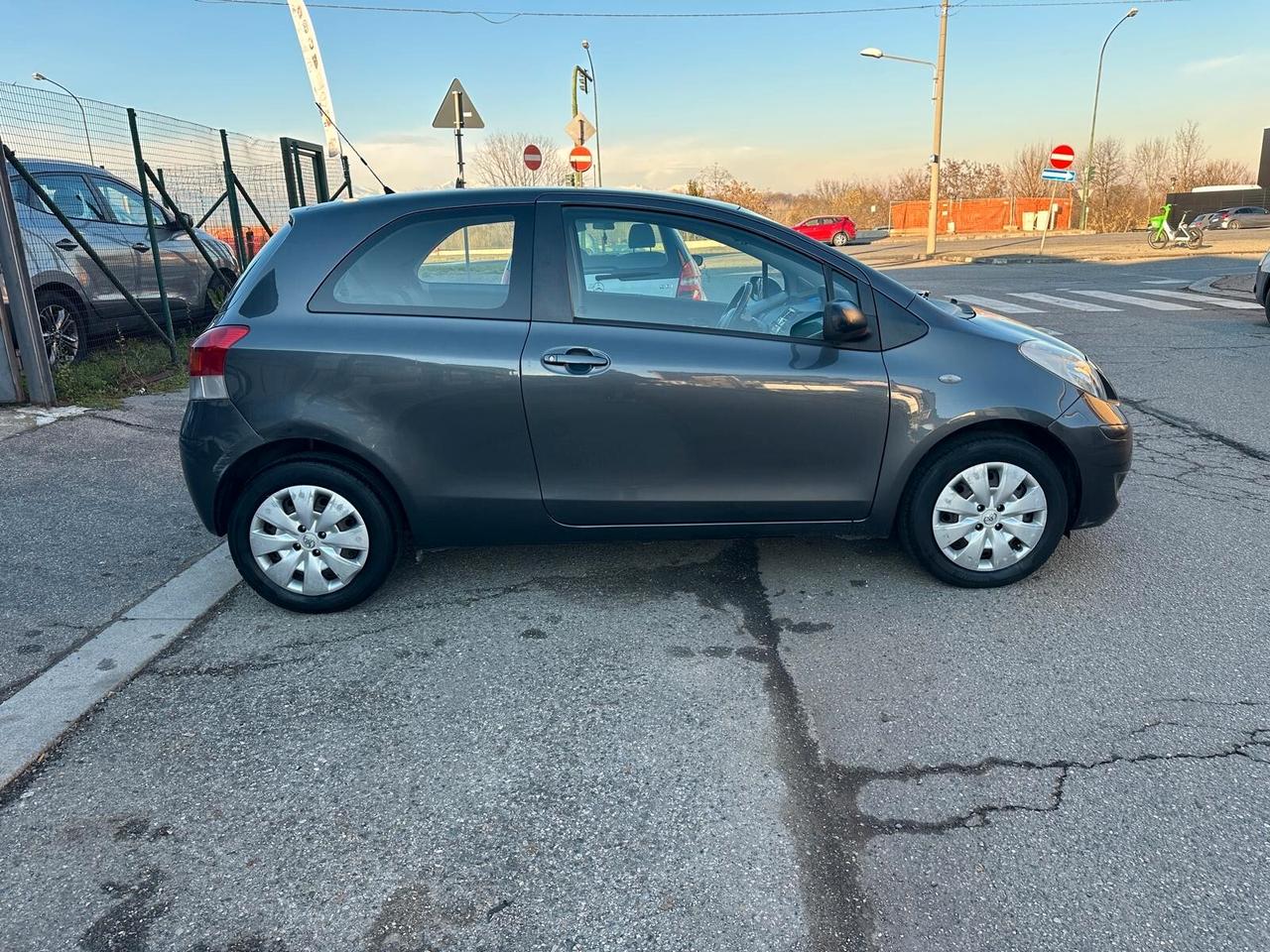 Toyota Yaris 1.0 3 porte Sol
