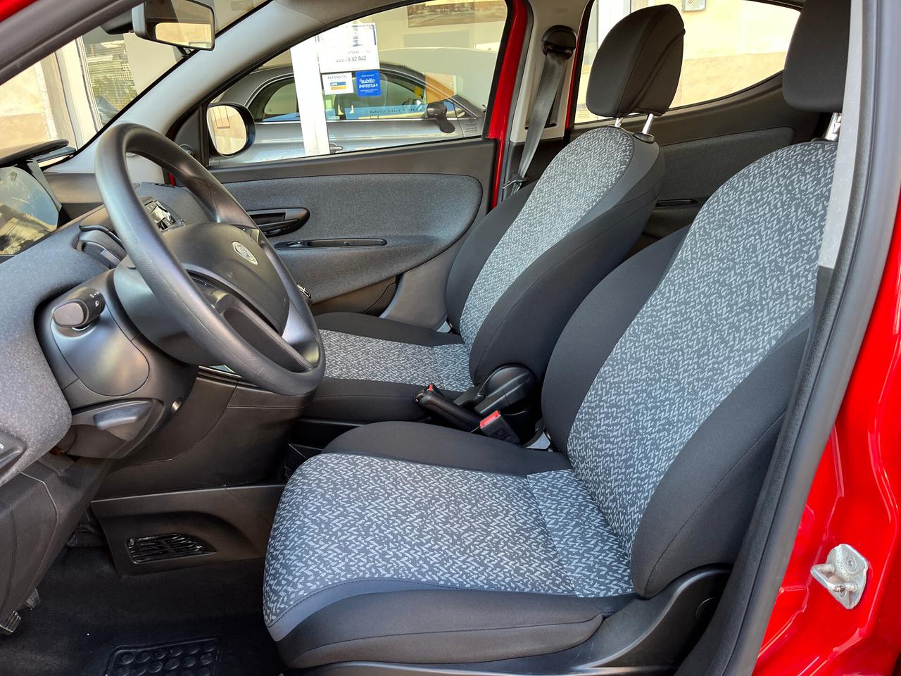 Lancia Ypsilon 1.0 Hybrid 5 porte 70cv -gz749ve-