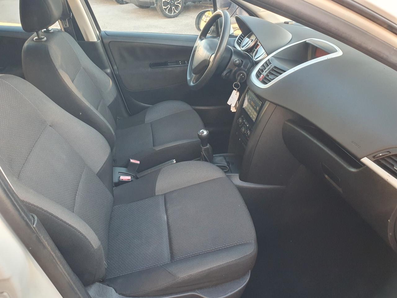Peugeot 207 1.4 HDi 70CV 5p. Neopatent 2011