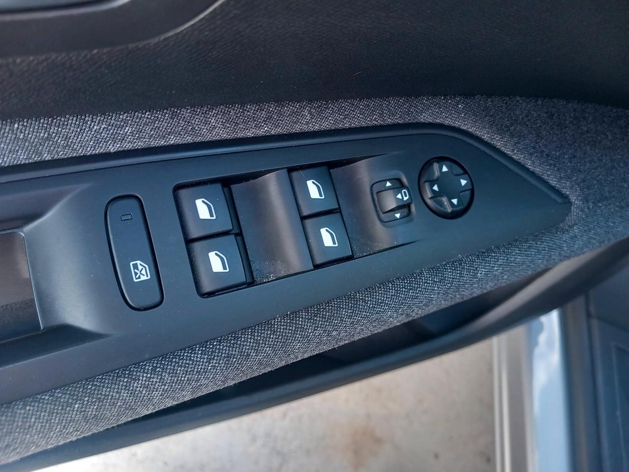 Peugeot 3008 BlueHDi 130 S&S Active KM 88000 NAVI LED SENSORI AUTOMATICA GARANZIA