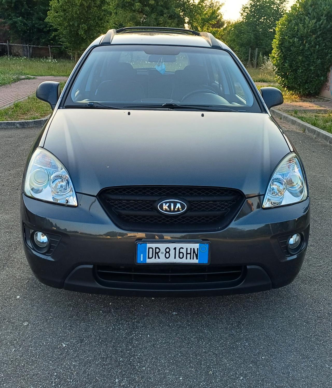 Kia Carens 2.0 CVVT LX Family