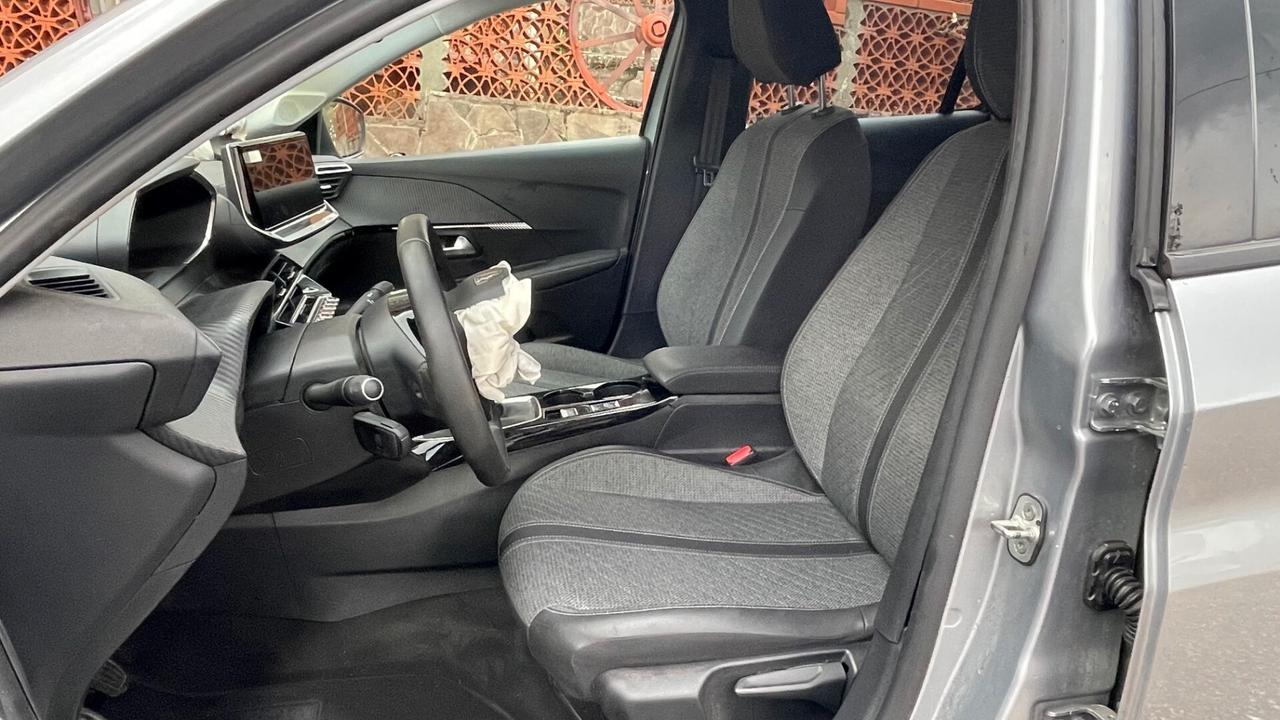 Peugeot 208 PureTechAllure (incidentata)