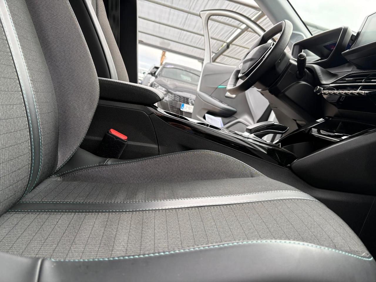 Peugeot 208 ALLURE PACK motore elettrico 136 cv SPOTICAR