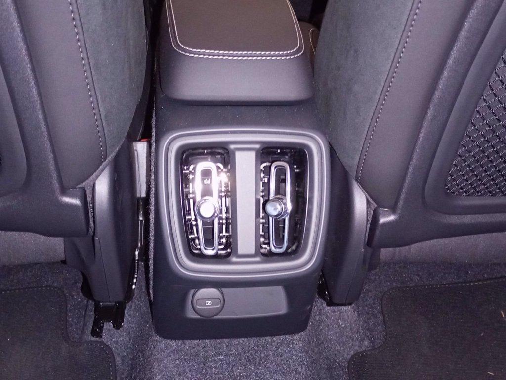 VOLVO XC40 2.0 b3 Ultra Black Edition auto del 2025
