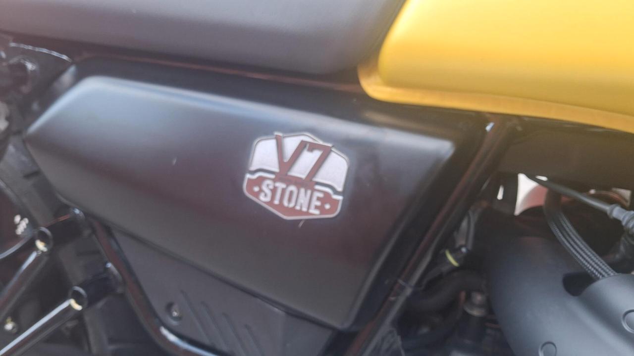 Moto Guzzi V7 stone