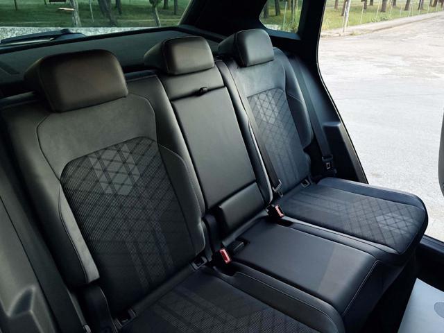 VOLKSWAGEN Tiguan 2.0 TDI 150 CV SCR DSG R-Line LUCI AMBIENTE