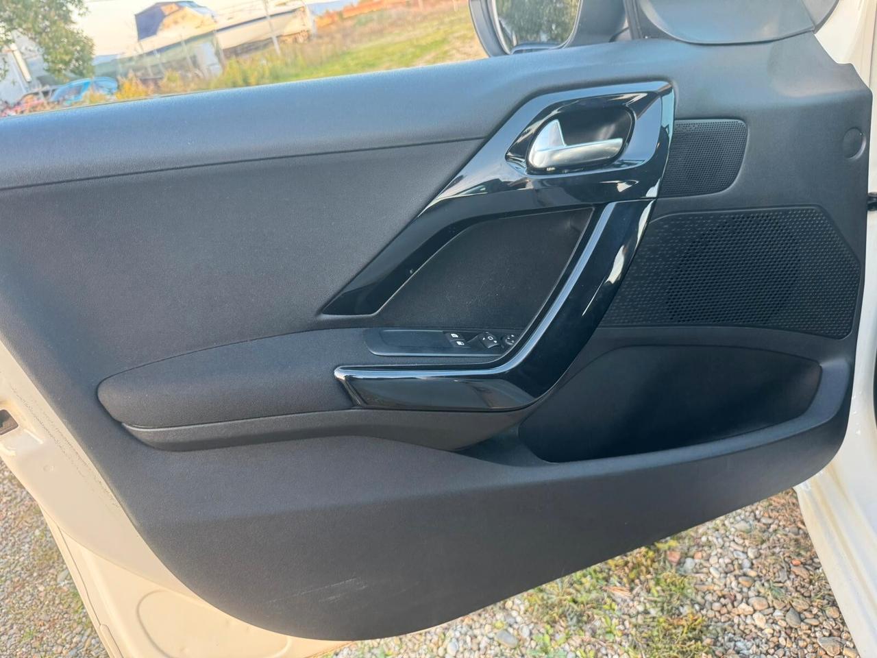 Peugeot 208 1.2 del 2016 5 porte SOLO 121.000 KM