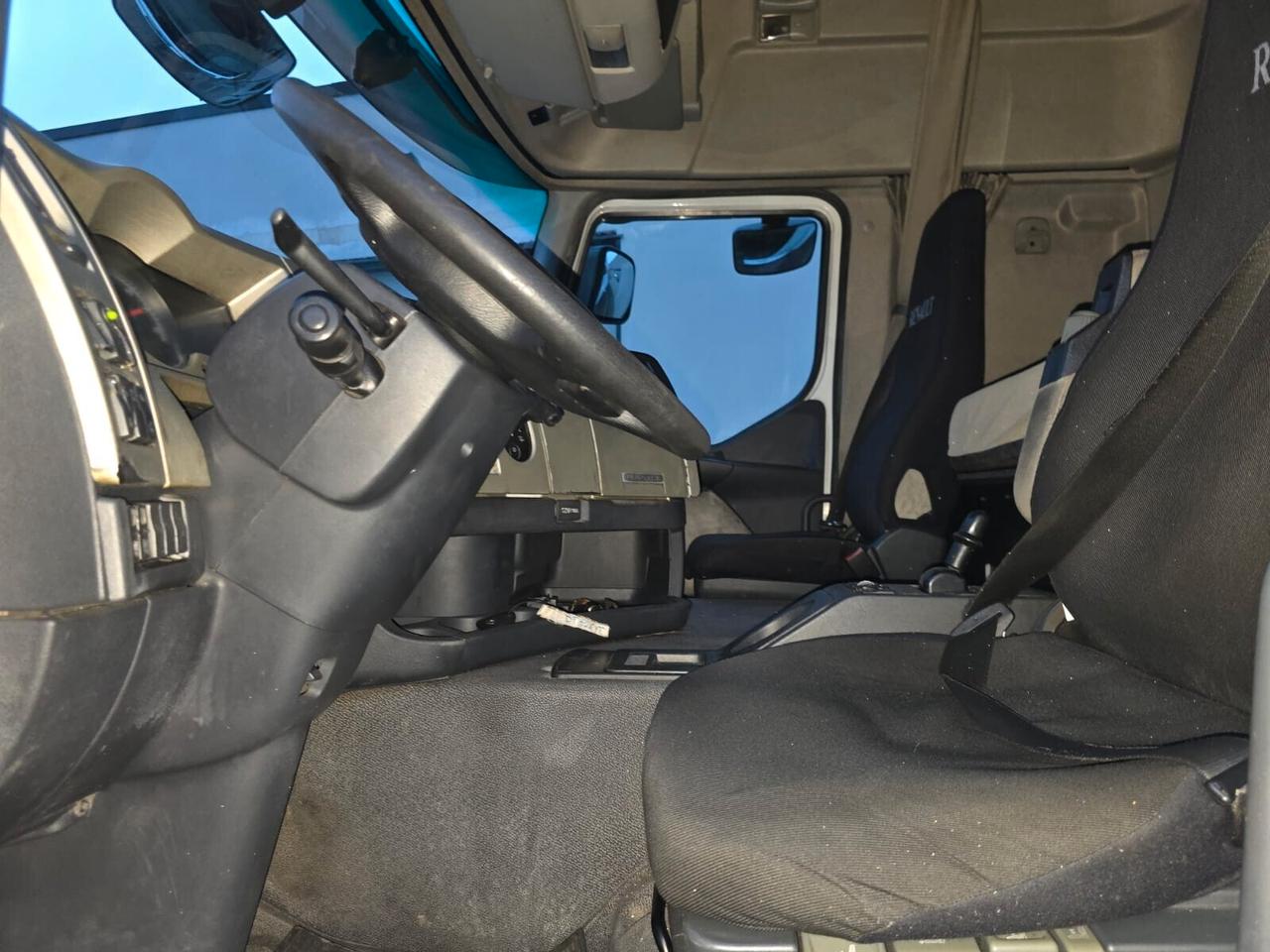 TRATTORE STRADALE RENAULT CON CISTERNA OMT