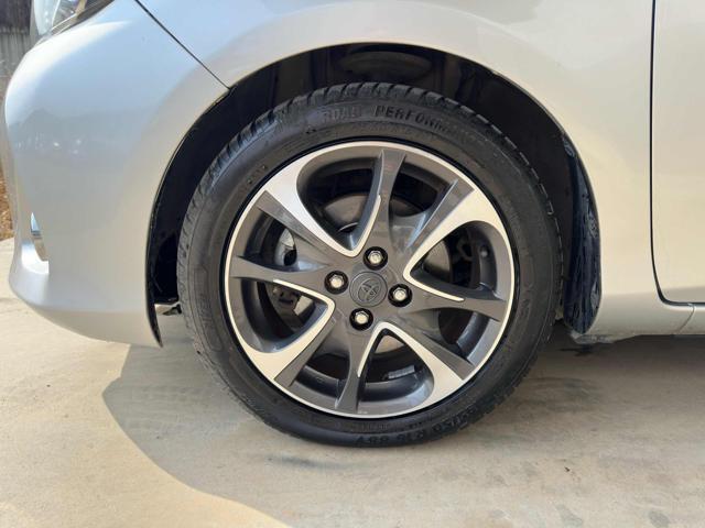 TOYOTA Yaris 1.5 5 POSTI IBRIDA OK NEOPATENTATI BI-COLOR