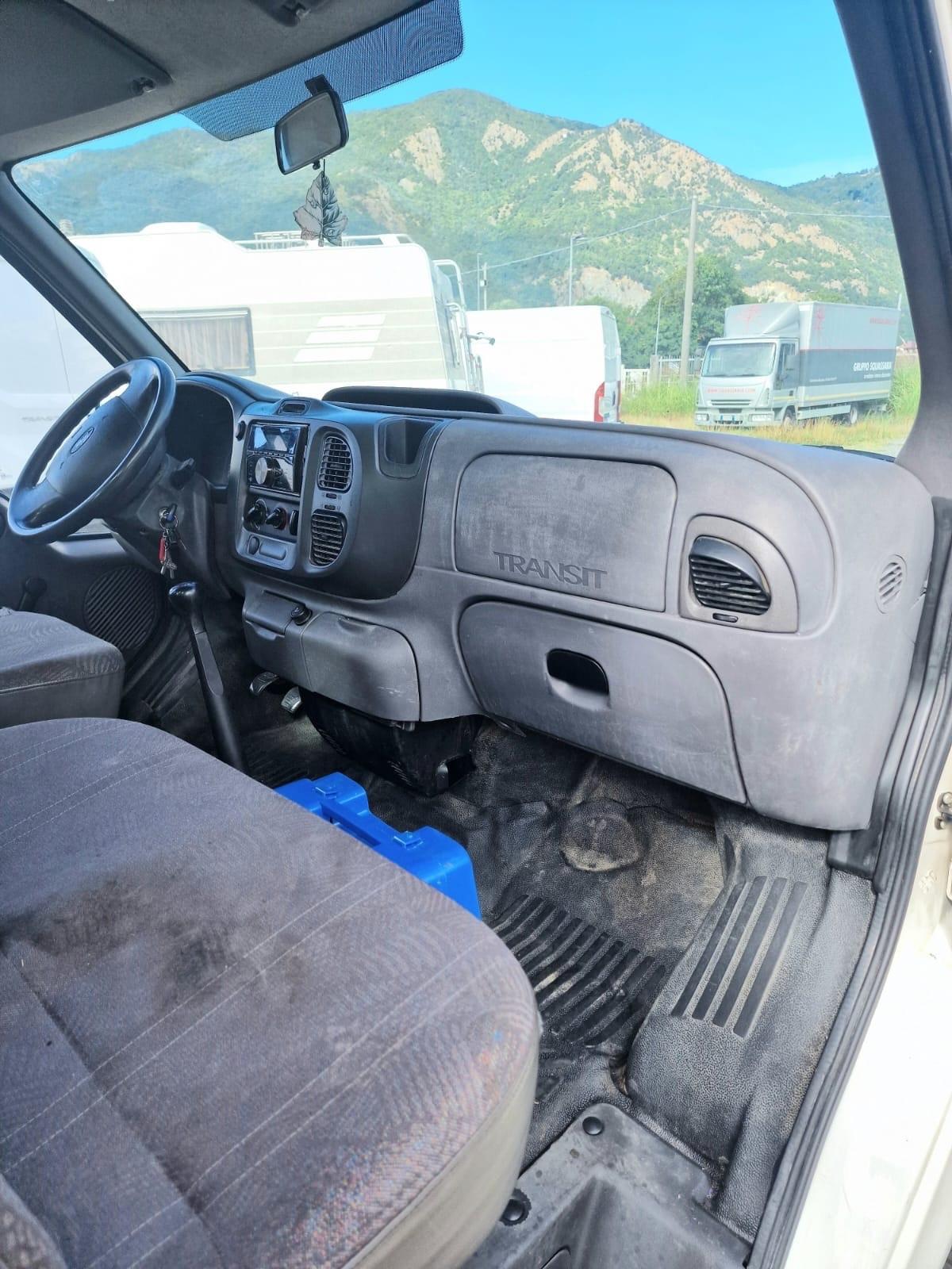 Autocarro Ford con gru del 2001 in saldo 154