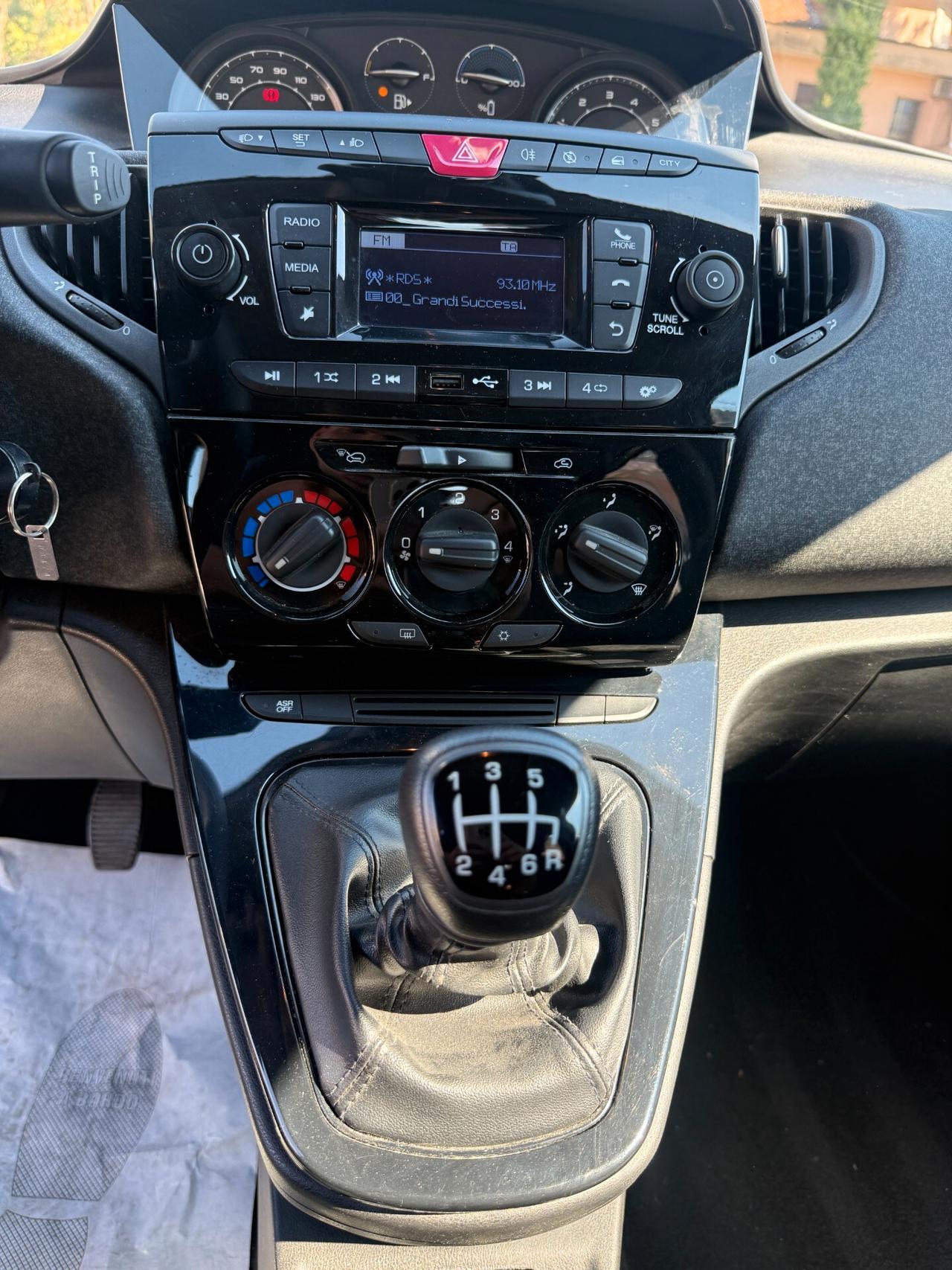 Lancia Ypsilon 1.0 FireFly 5 porte S&S Hybrid Silver NESSUN VINCOLO