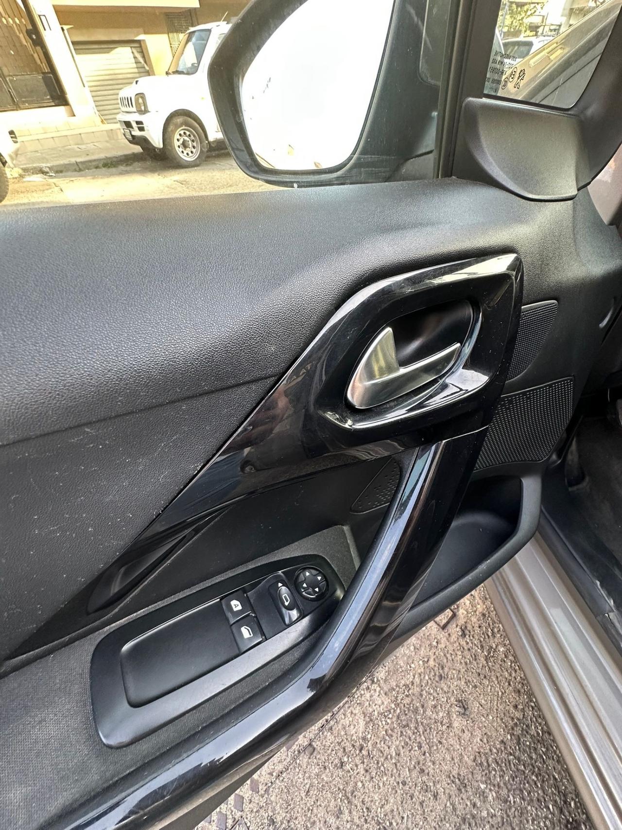 Peugeot 208 1.4 HDi 68 CV 5 porte Allure