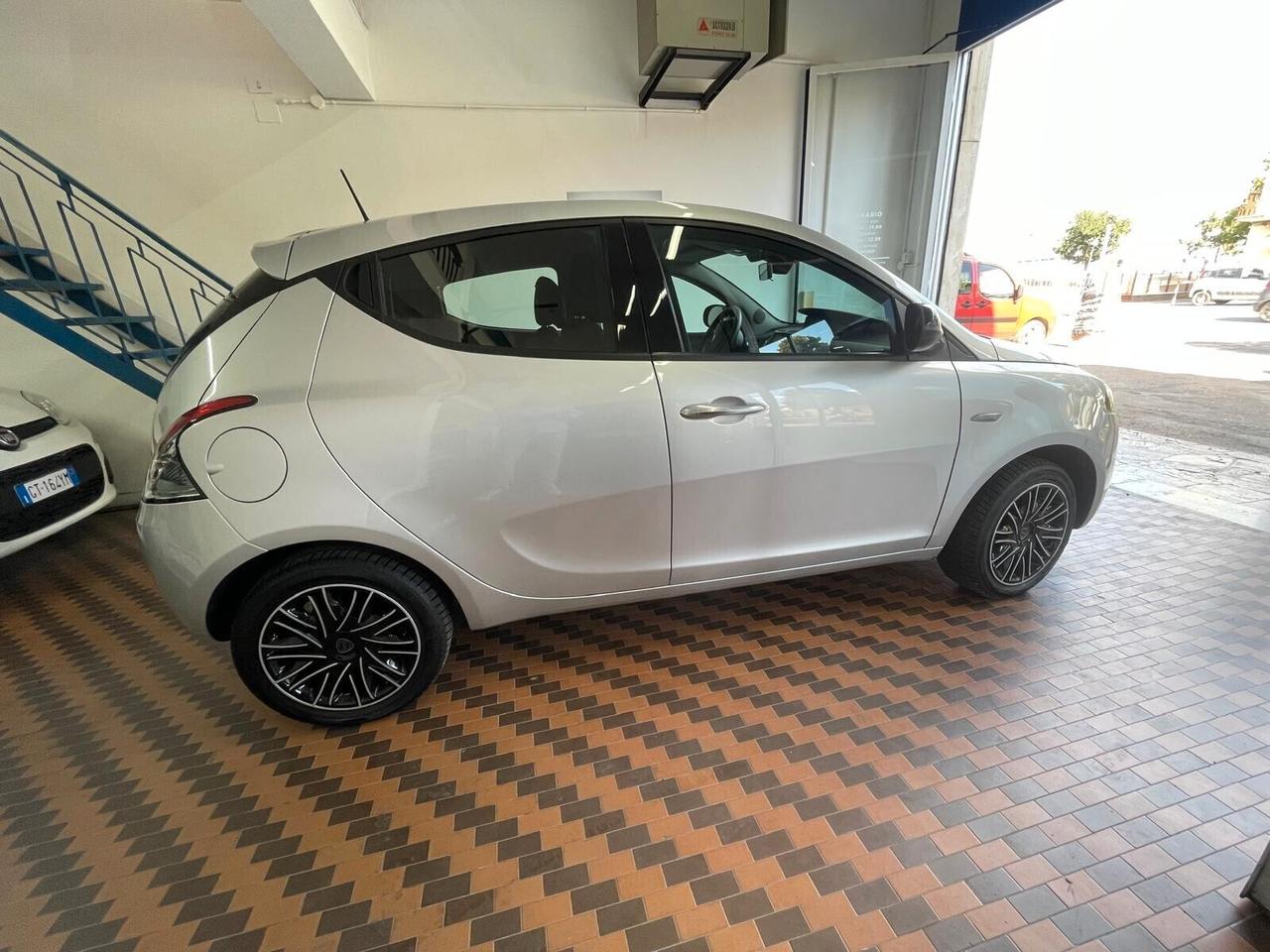 Lancia Ypsilon 1.0 FireFly 5 porte S&S Hybrid Ecochic Gold