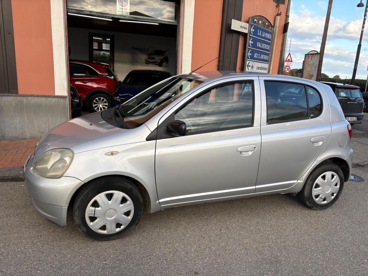Toyota Yaris 1.0i 16V cat 5 porte Sol