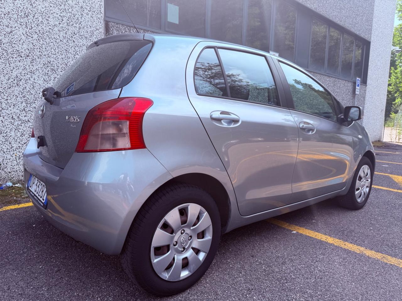 Toyota Yaris 1.0 5 porte Navi*Neopatentati*Solo 137000km*