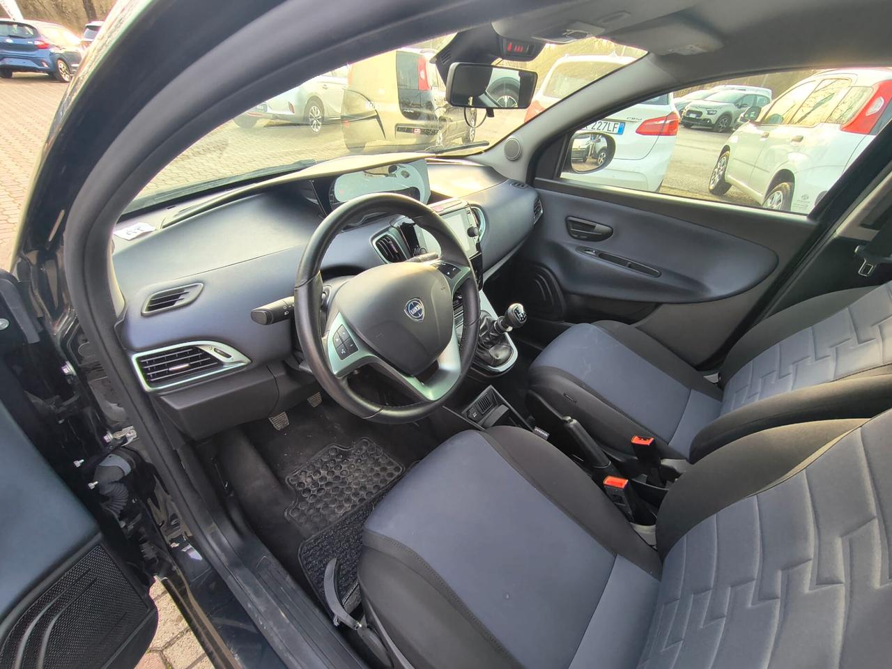 Lancia Ypsilon 1.0 FireFly 5 porte S&S Hybrid Platino