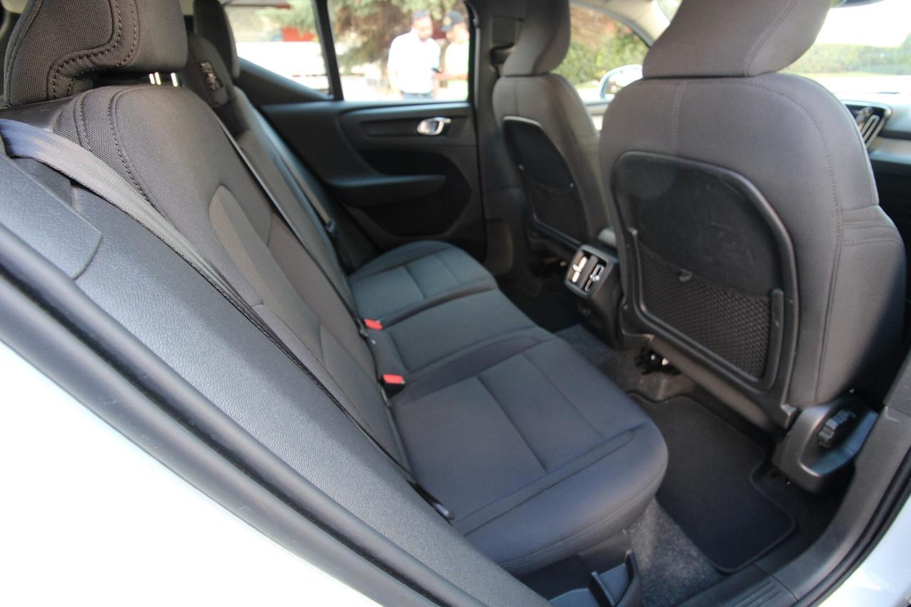 VOLVO XC40 MOMENTUM