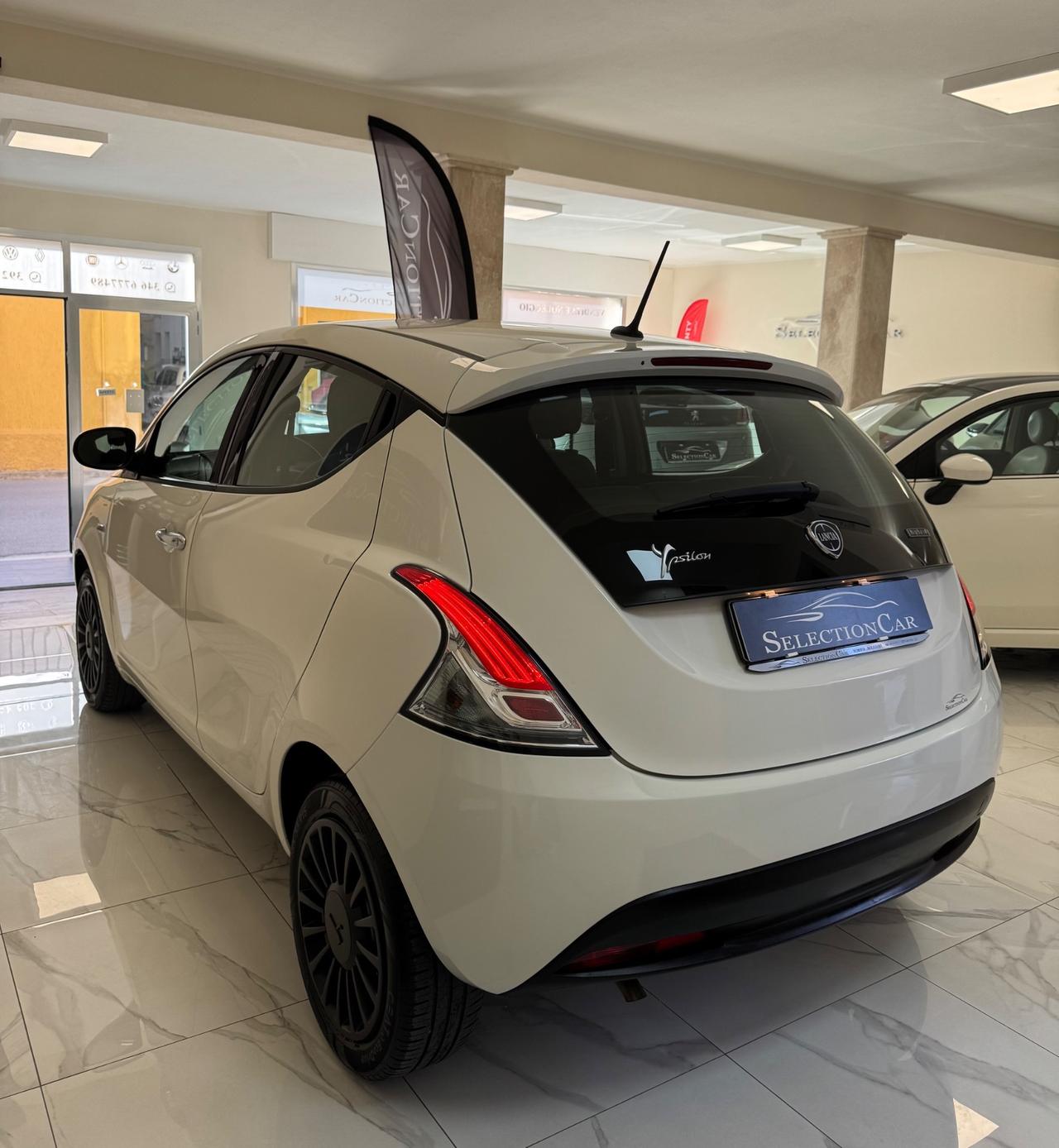 Lancia Ypsilon 1.0 FireFly 5 porte S&S Hybrid Ecochic Silver