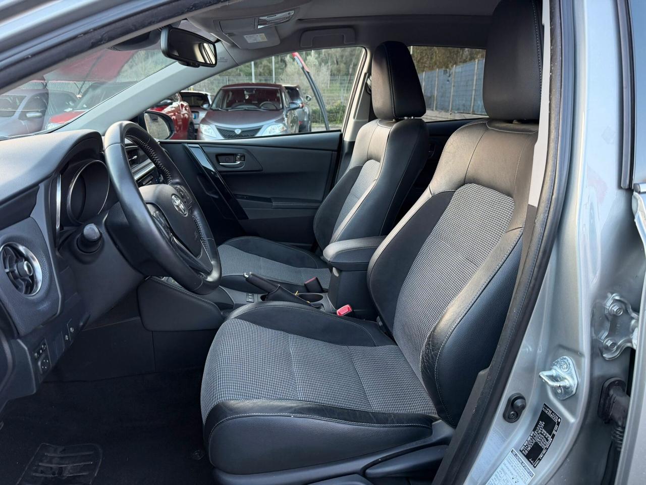 Toyota Auris 1.8 Hybrid Lounge