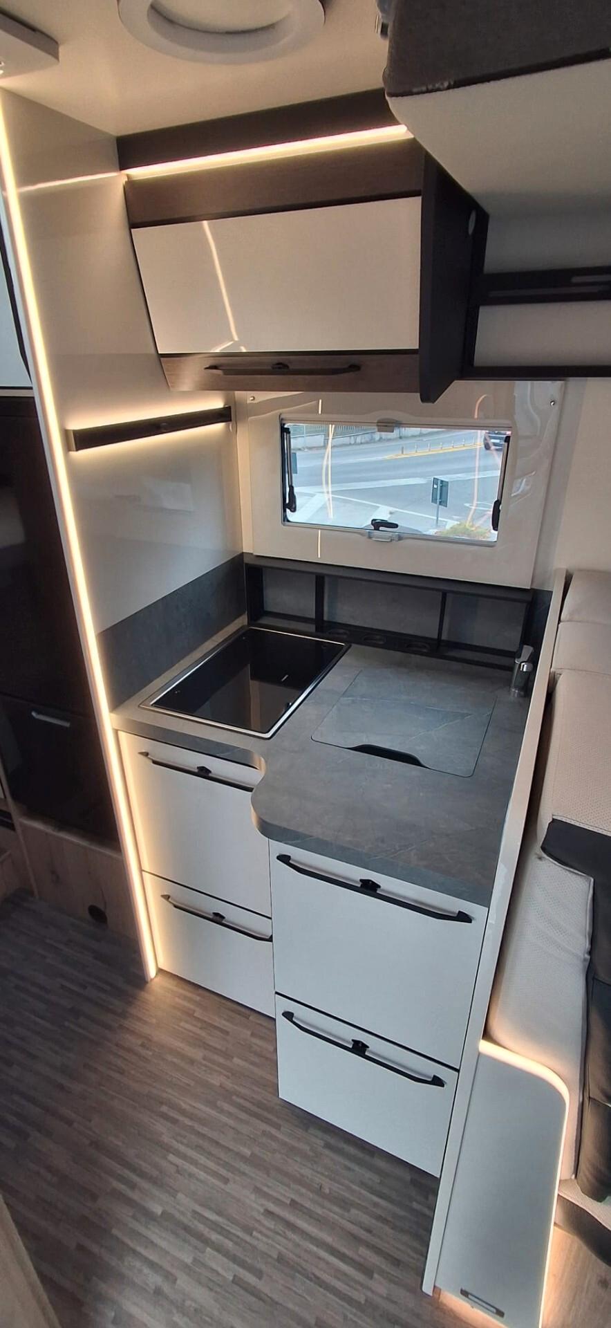 Elnagh T-Loft 450 semintegrale con garage in coda