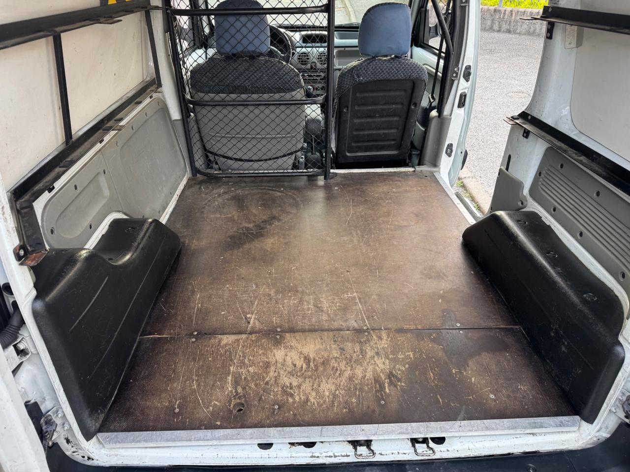 Renault Kangoo con GANCIO TRAINO