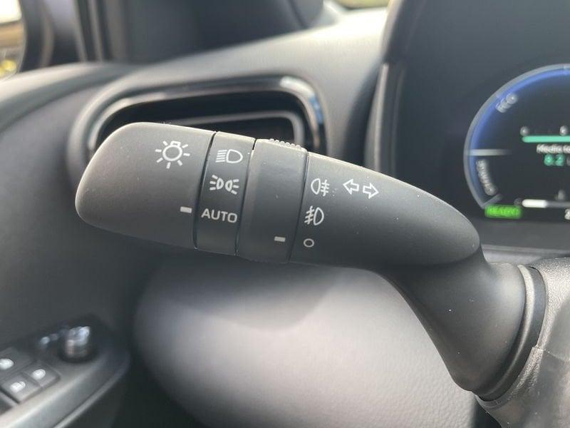 Toyota Yaris 1.5h 130 Lounge - NUOVO