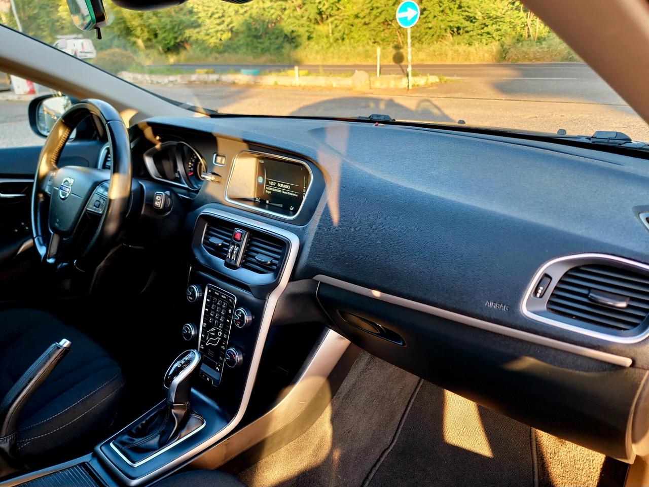 Volvo V40 D2 Geartronic R-design Momentum N1 2015-E6 NEO