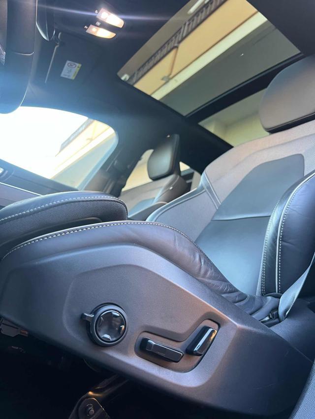 VOLVO XC60 2.0 B4 (d) R-design Dark Plus AWD