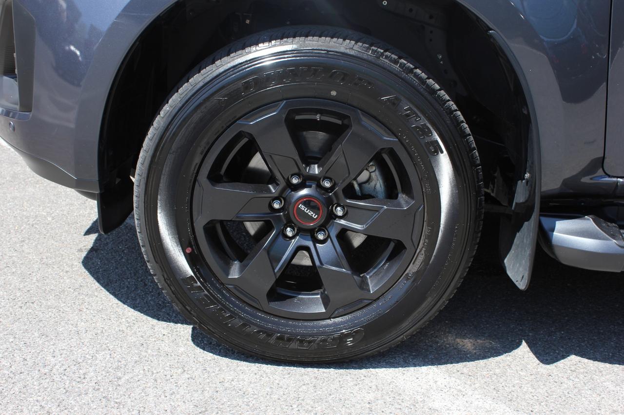ISUZU N60 NITRO SPORT D-MAX N60 1.9 AUT. SPACE CAB. CEMERA POST. SEDILI RISC.