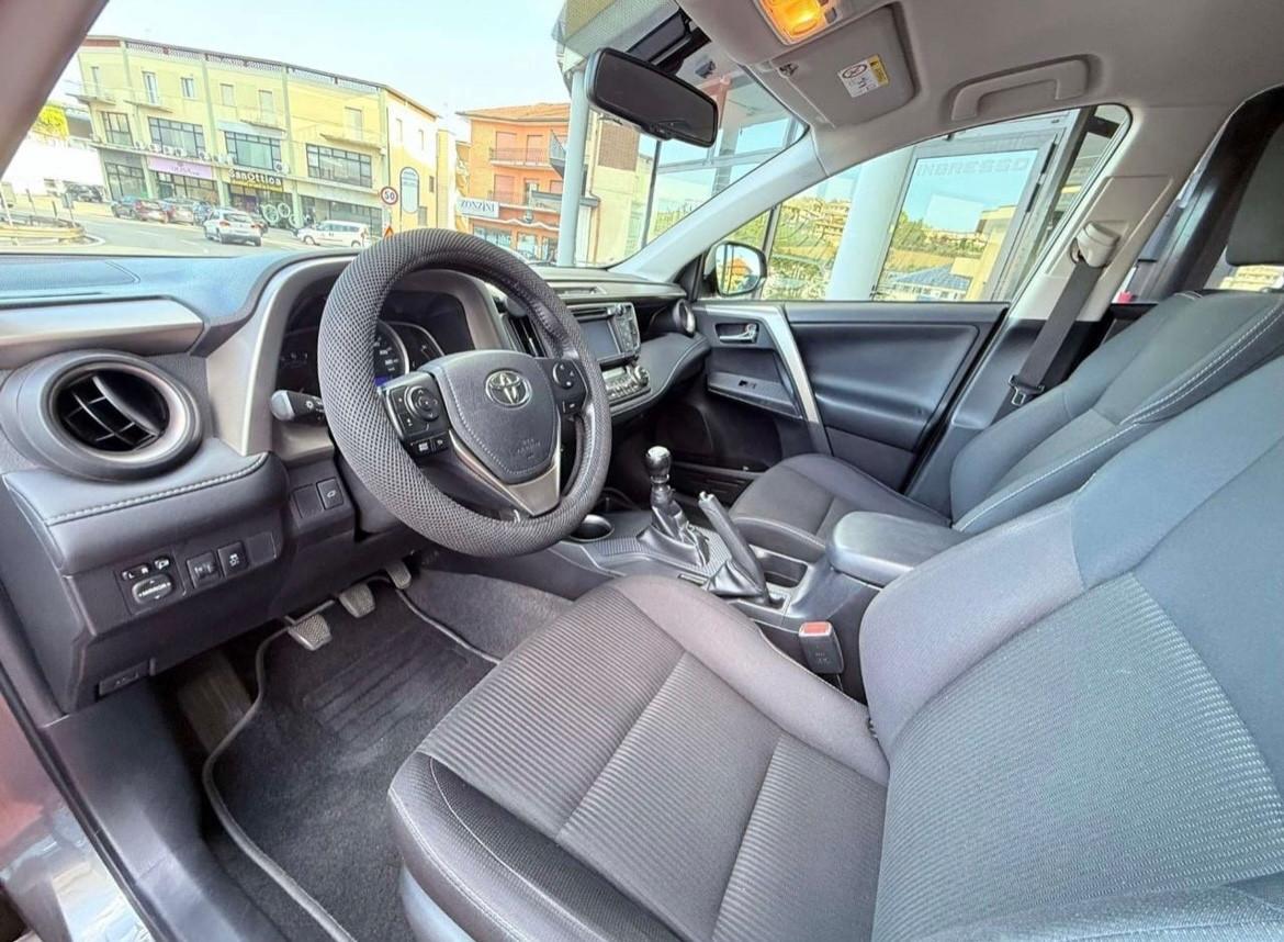 Toyota RAV 4 2.0 D-4D 2WD STYLE KEYLESS NAVI CARBON 18 GARANZIA