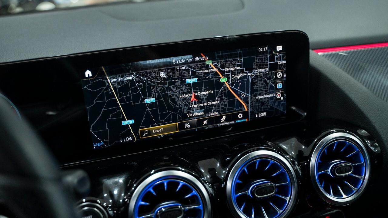 Mercedes-benz GLA 200 D PREMIUM PLUS AMG TETTO PACK LUCI MULTIBEAM FULL OPTIONAL