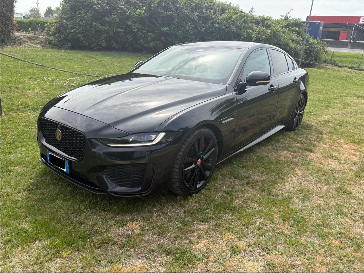 Jaguar XE 2.0 D 204 CV aut. R-Dynamic black edition