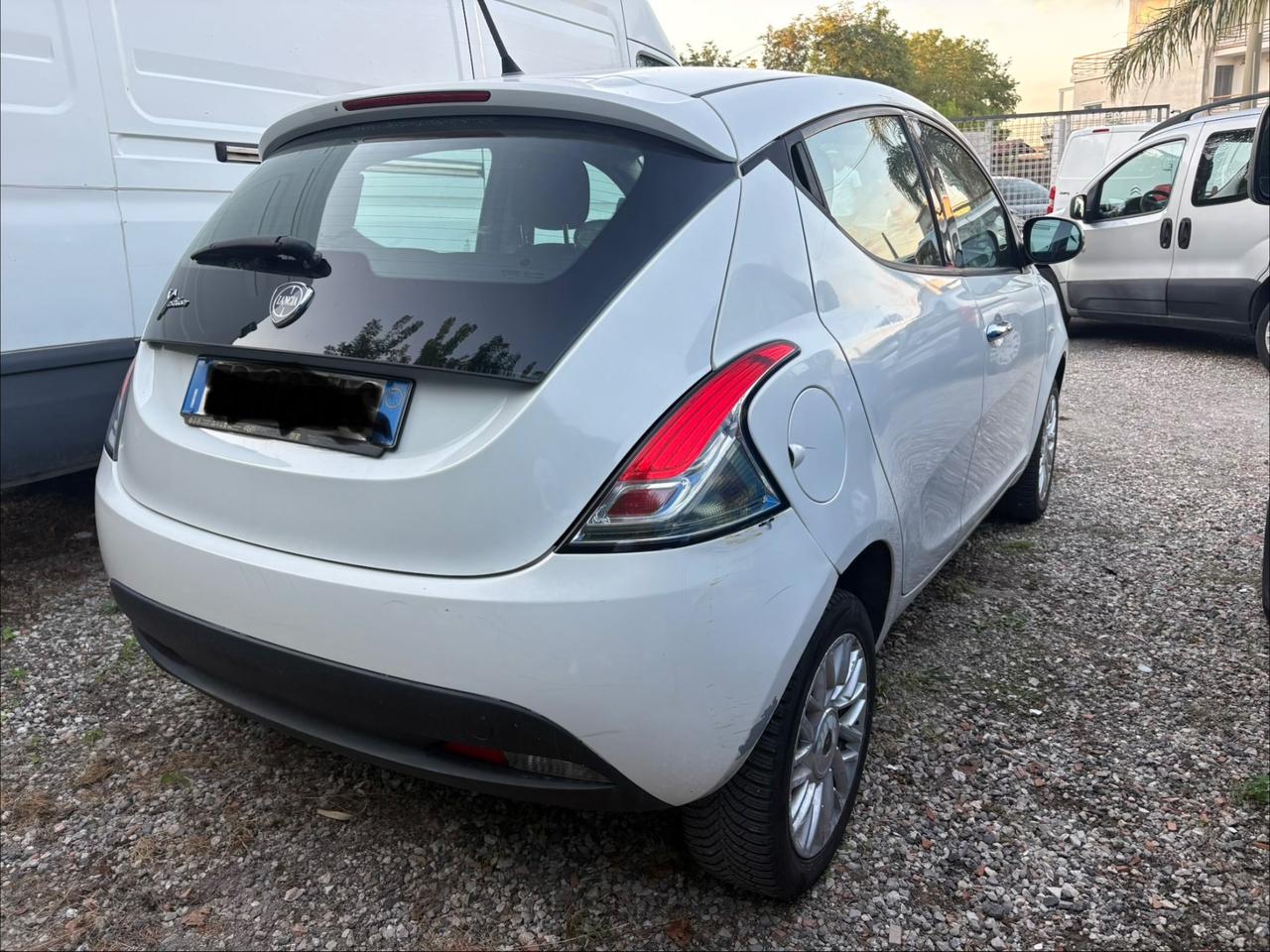Lancia Ypsilon 0.9 TwinAir 85 CV 5 porte Metano Ecochic Silver
