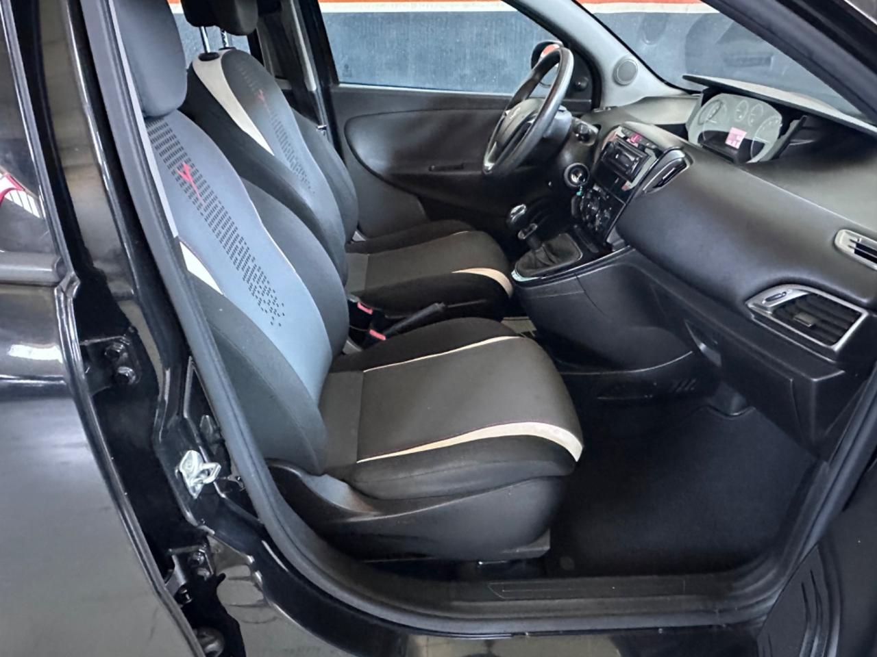Lancia Ypsilon 1.2 69 CV 5 porte Gold