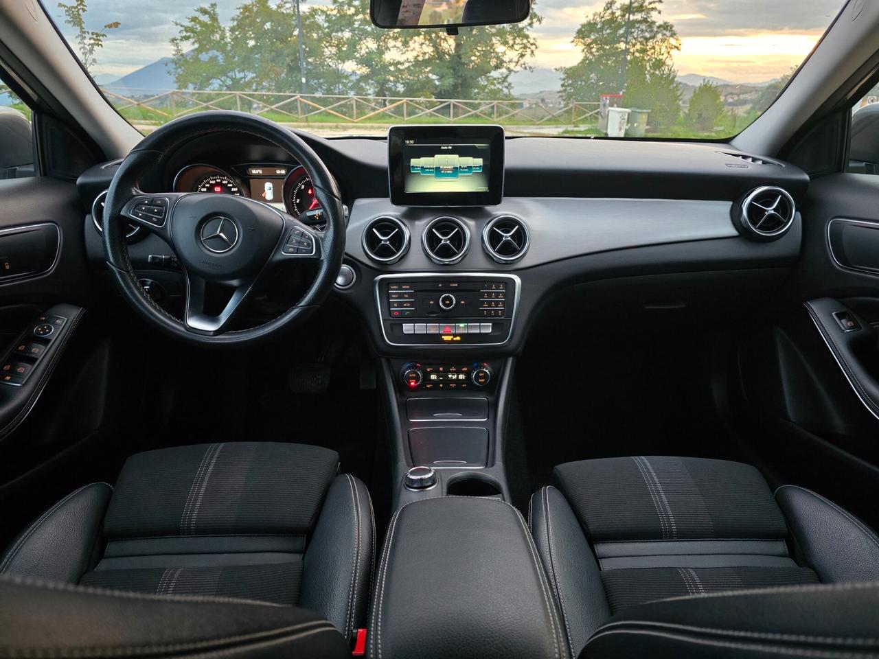 Mercedes-benz GLA 180 d Premium