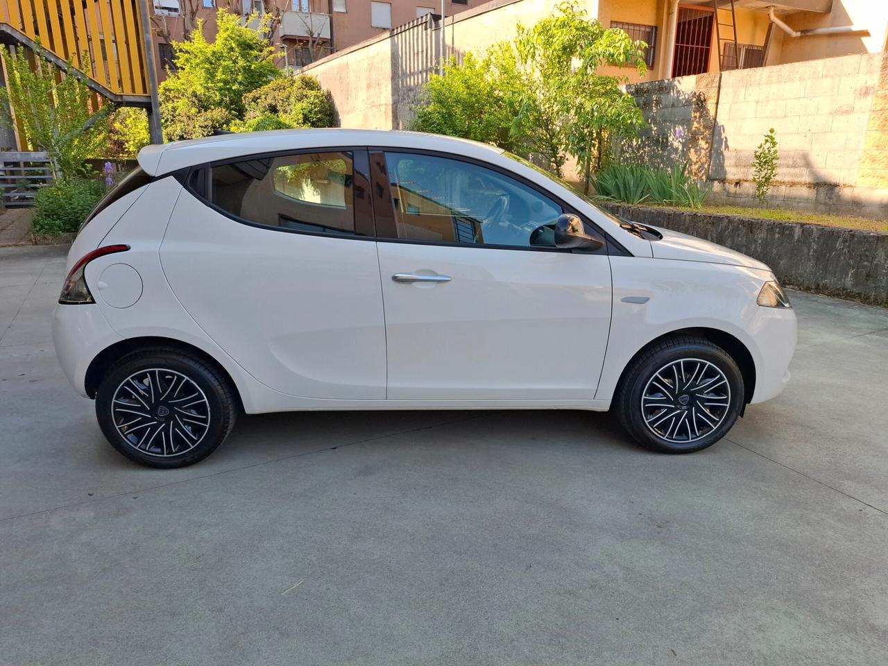 Lancia Ypsilon 1.0 FireFly 5 porte S&S Hybryd Gold