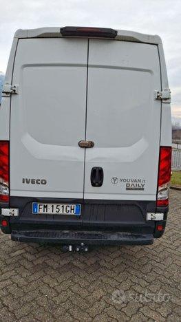 Mezzo commerciale bianco