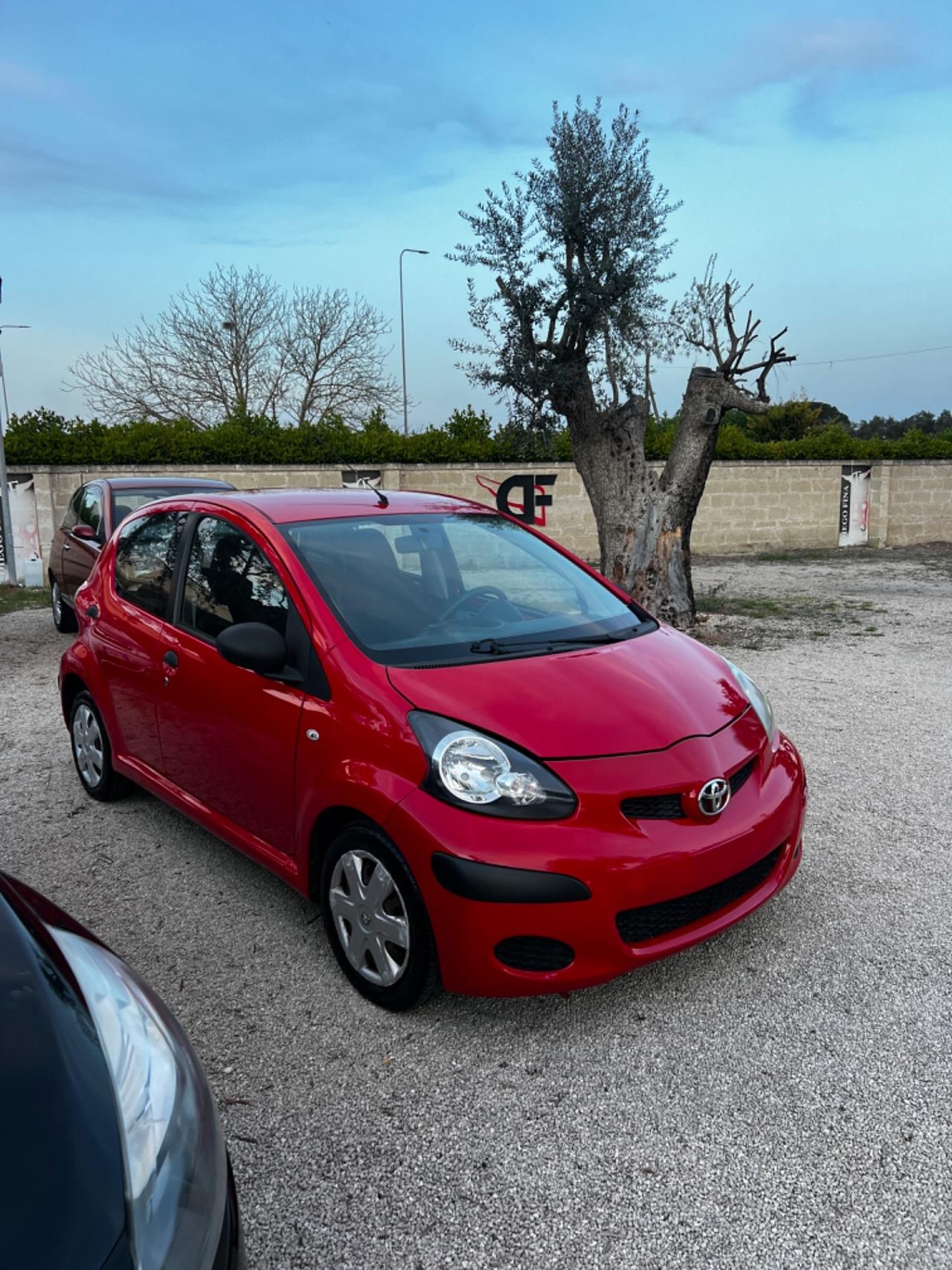 Toyota Aygo 1.0 12V VVT-i 5 porte Sol Connect soli 120000 km ufficiali !!!