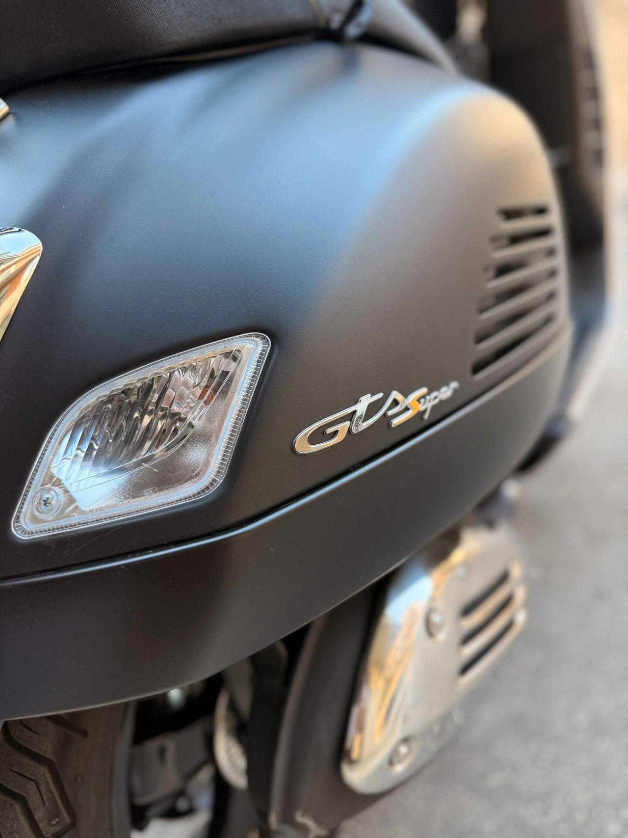 Piaggio Vespa 300 GTS BLACK