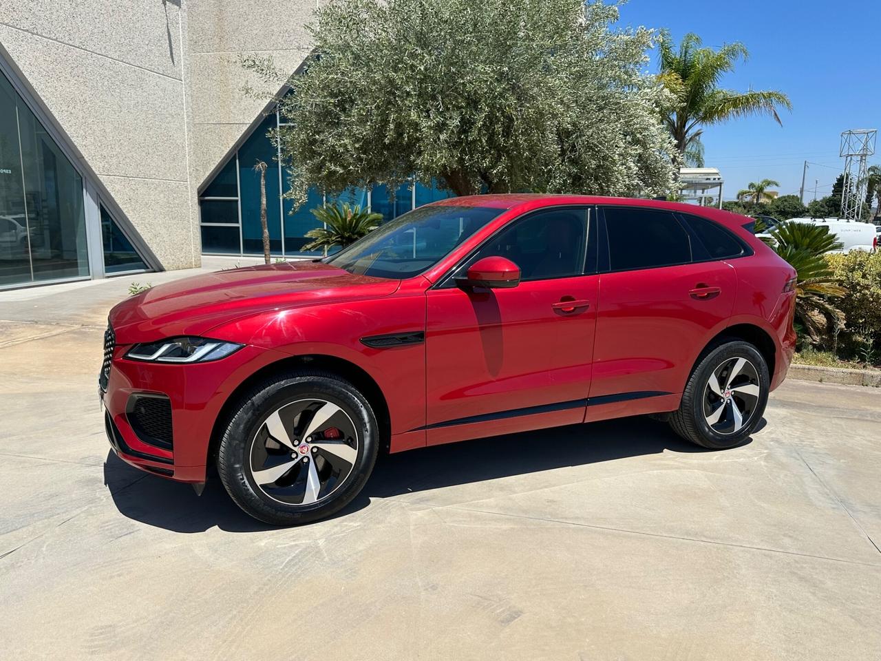 Jaguar F-Pace 2.0D R-Dynamic AUTOCARRO N1 totalmente detraibile