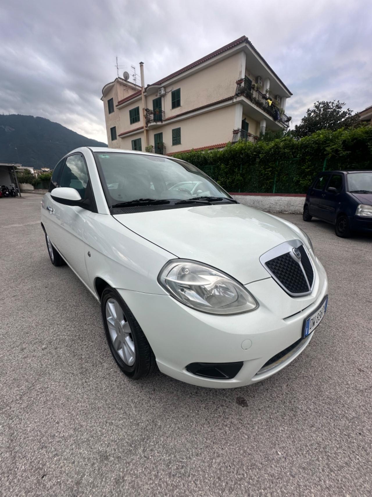 Lancia Ypsilon 1.3 MJT 75 CV Argento