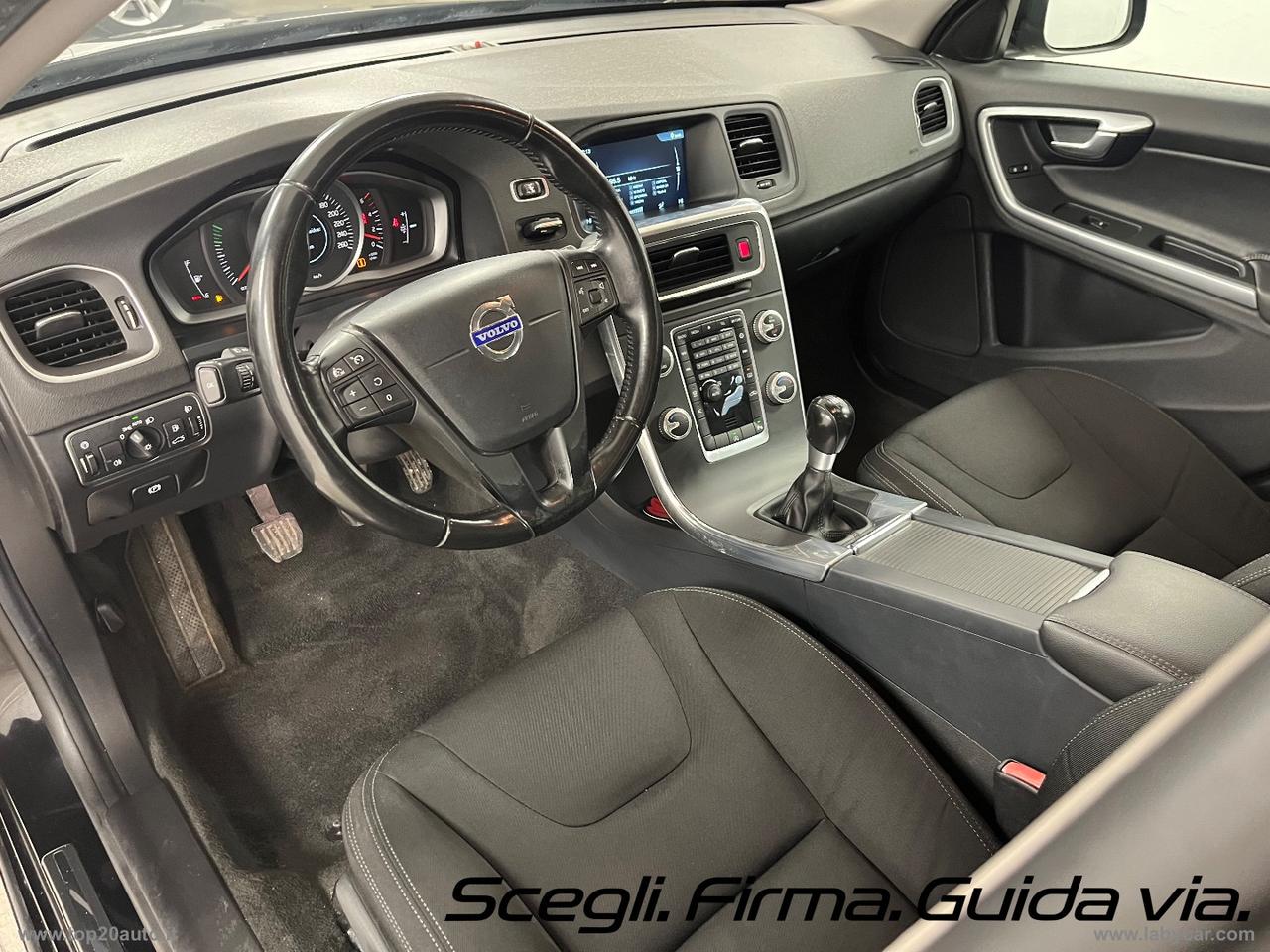 VOLVO V60 D2 1.6 Kinetic|GANCIO TRAINO|8 CERCHI