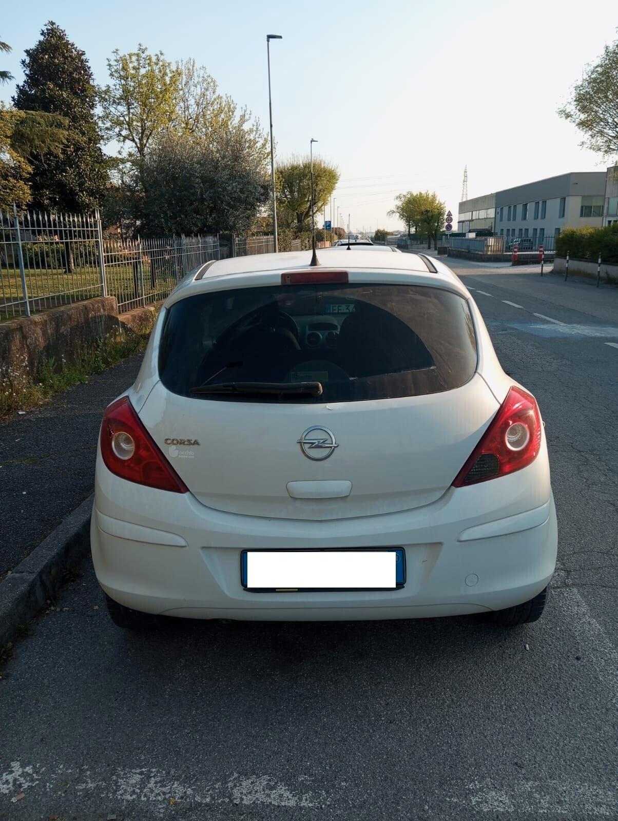 Opel Corsa 1.2 3 porte b-color