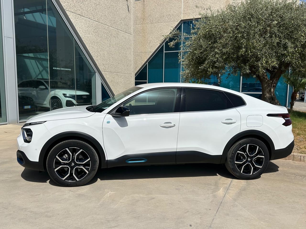 Citroen C4 elettrica Shine possibilità noleggio no scoring