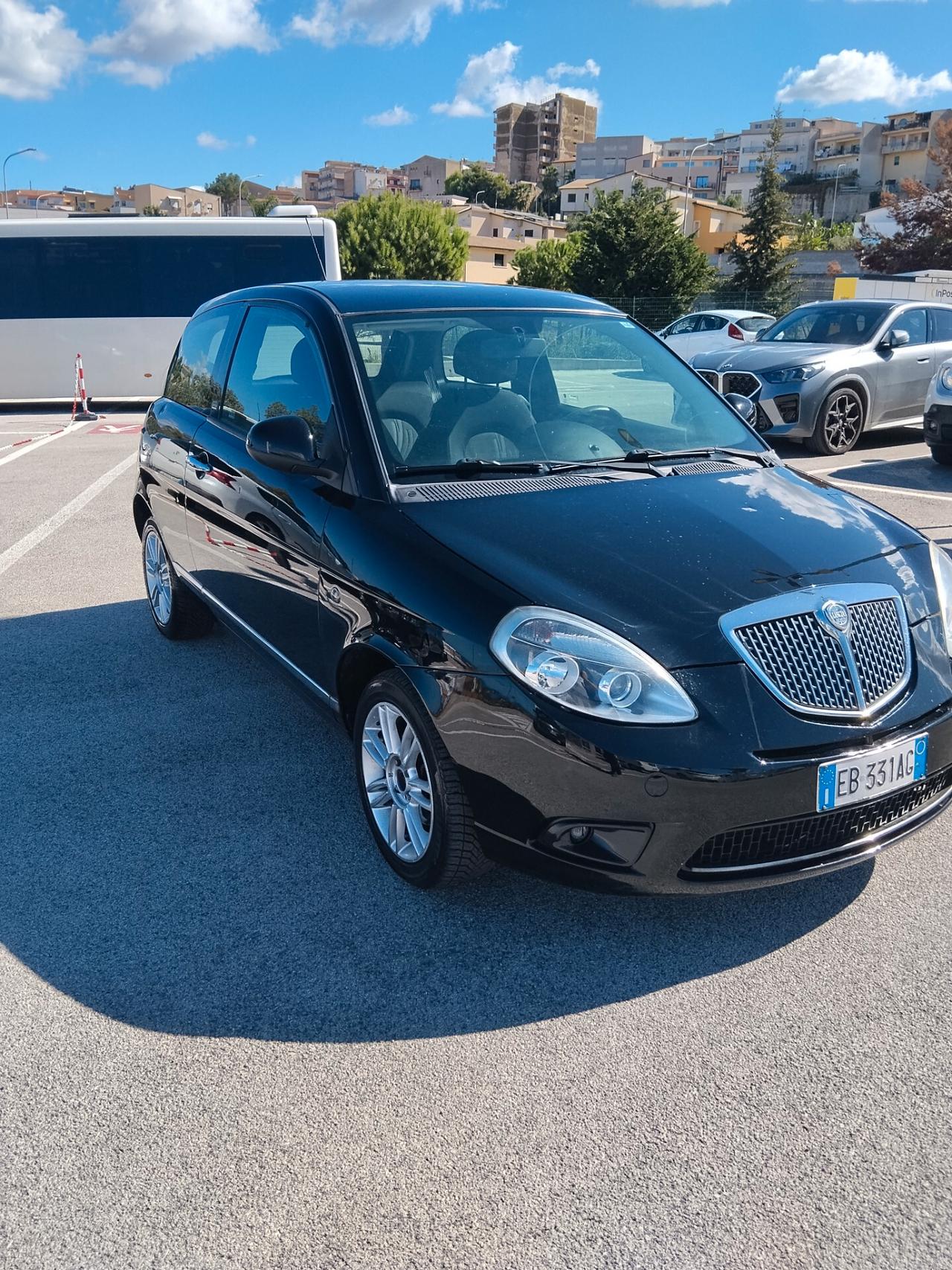 Lancia Ypsilon 1.3 MJT 75 CV Unyca