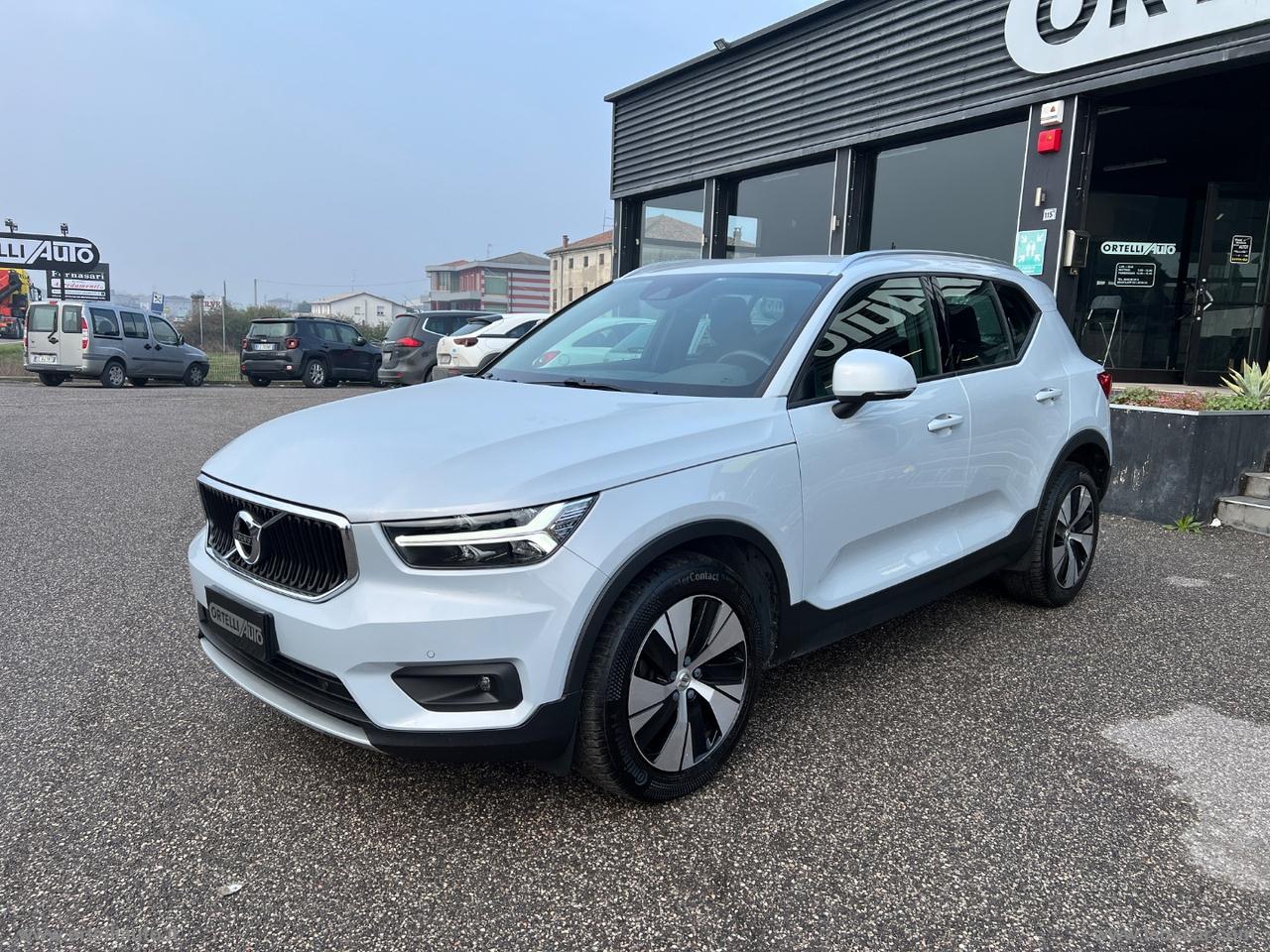 VOLVO XC40 D3 AWD Geartronic Momentum Pro IVA DEDUCIBILE