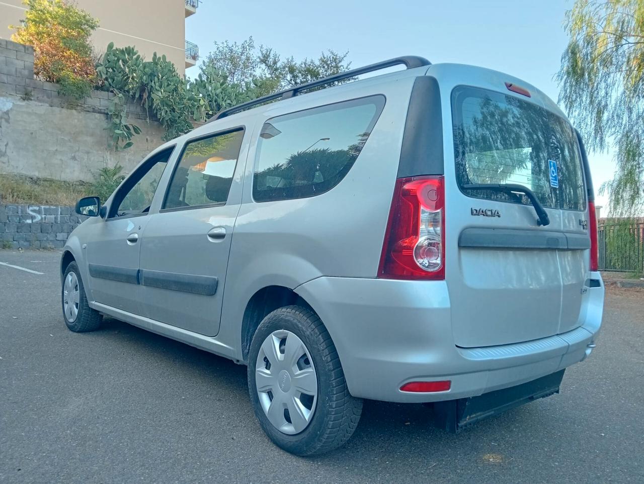 Dacia Logan pianale ribassato trasporto disabili
