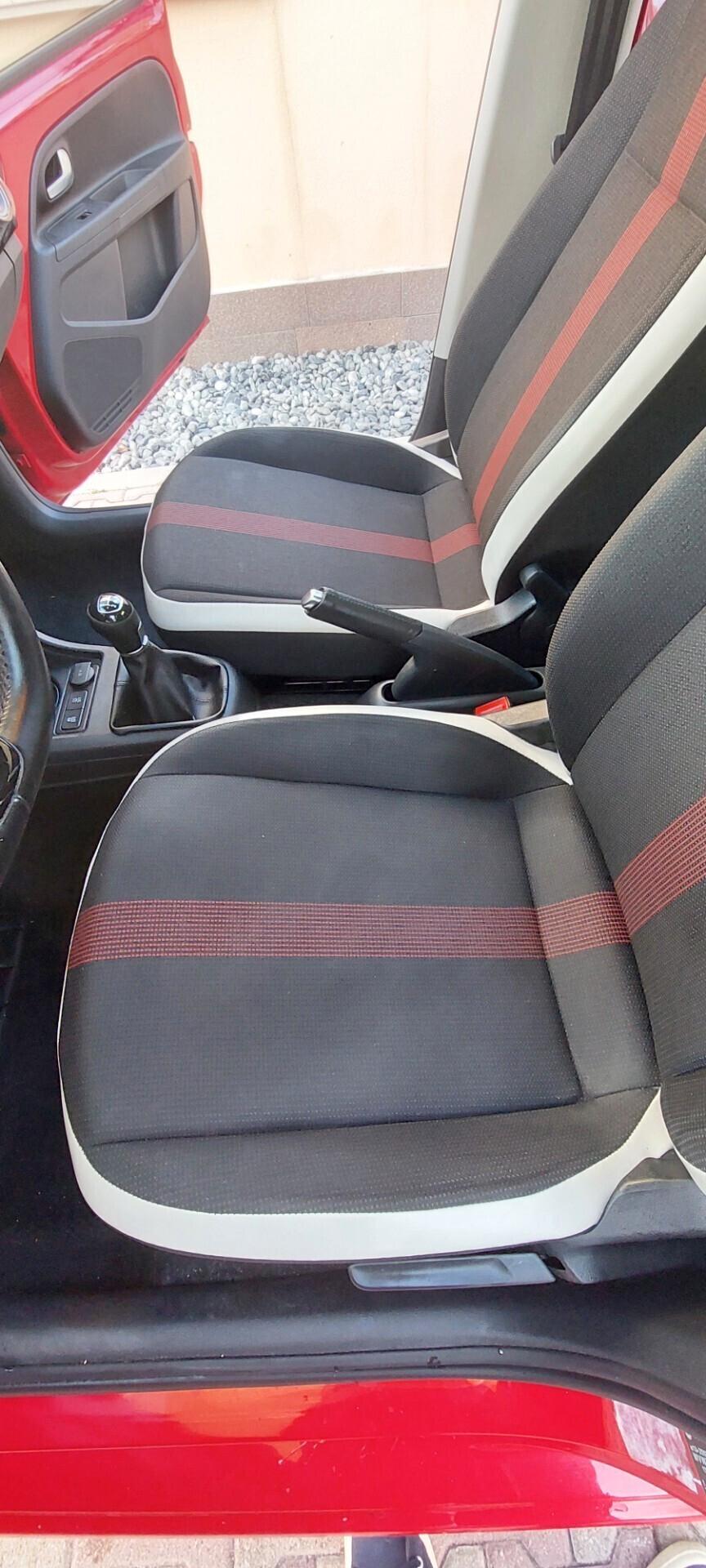 VOLKSWAGEN UP BENZINA/METANO DI SERIE TELEFONO LEGA PELLE SENSORI IMPECCABILE
